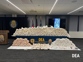 LA DEA ATACA OPERACIONES DEL CJNG, INCAUTANDO PASTILLAS FALSIFICADAS Y DROGA EN CINCO DÍAS.