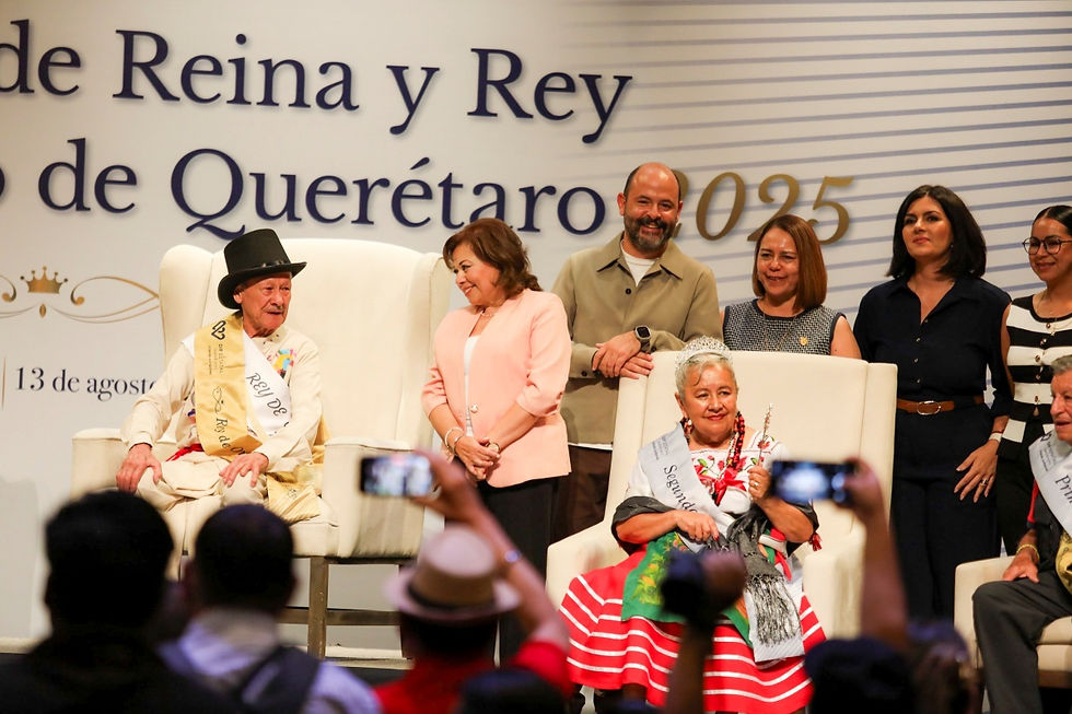 Los participantes del certamen subieron al escenario para mostrar su carisma, desenvolvimiento y actitud, además algunos portaron el vestuario típico de su municipio.