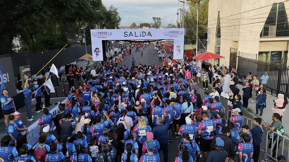Participantes de la décima edición de la Carrera USEBEQ 2026 se preparan para la salida, con la presencia de 2,200 personas entre docentes, personal administrativo y estudiantes.
