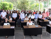 GOBIERNO ENTREGA MOBILIARIO Y EQUIPO A DOCENTES DE CUAUHTÉMOC.