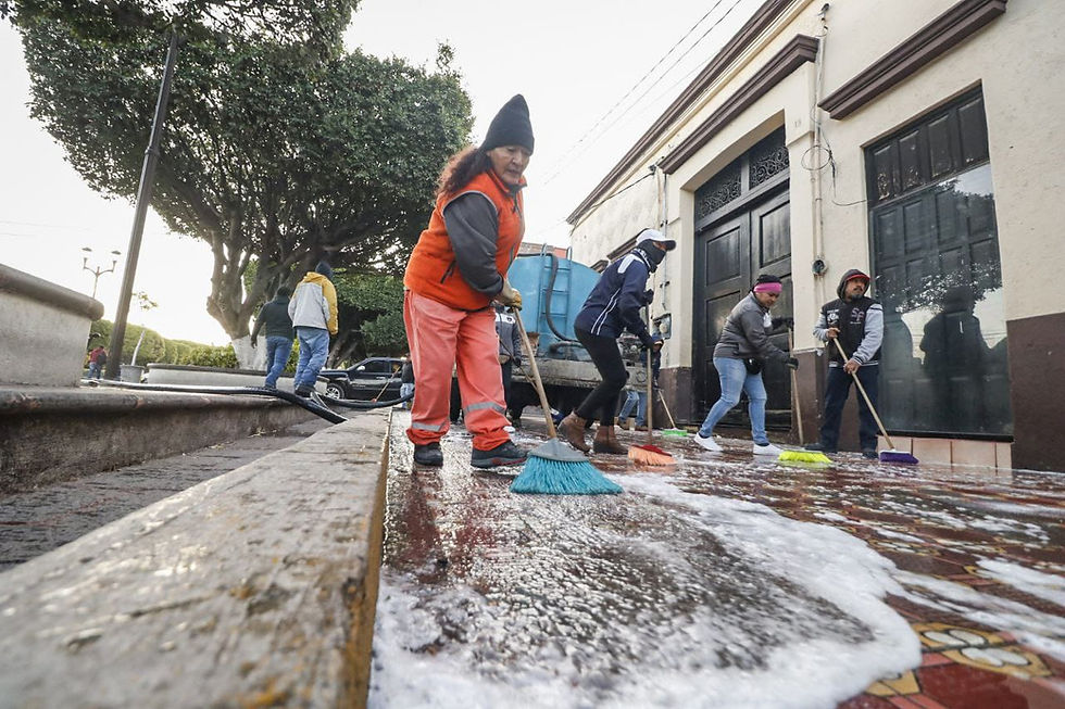 “Les agradezco mucho, hacen su trabajo a detalle y eso es lo bonito, se nota cuando lo hacen bien a detalle y es súper valioso también. A mí, como presidente municipal, es de las áreas que más me gustan y admiro mucho su trabajo, se los reitero; el de imagen urbana, limpieza, poda, todo el equipo de Servicios Públicos Municipales”, enfatizó.
