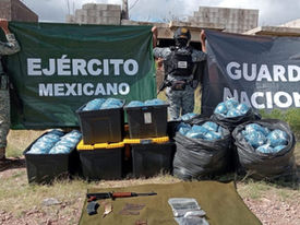 ASEGURAN APROXIMADAMENTE 70 KILOS DE NARCÓTICO Y FUSIL AK-47.