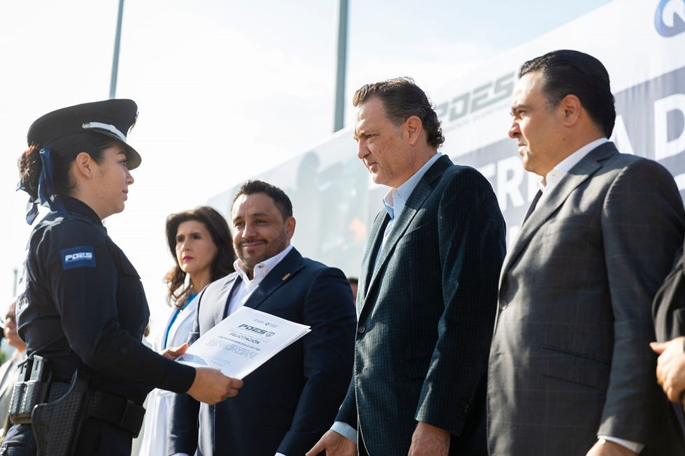 En la explanada del Asta Bandera Monumental de Querétaro, Kuri González rindió homenaje a aquellos miembros que han demostrado una vocación inquebrantable a lo largo de 25 años de servicio; subrayó que los logros obtenidos en el cumplimiento de su deber colocan al estado en los primeros lugares de las mediciones internacionales en materia de seguridad; en el acto refrendó su compromiso de continuar invirtiendo el próximo año en la seguridad del estado.