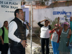 ROBERTO CABRERA PONE EN MARCHA REHABILITACIÓN DE LA PLAZA PRINCIPAL DE SANTA ROSA XAJAY.