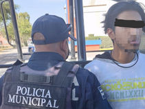 Intenta evadir a la policía y es asegurado con marihuana.