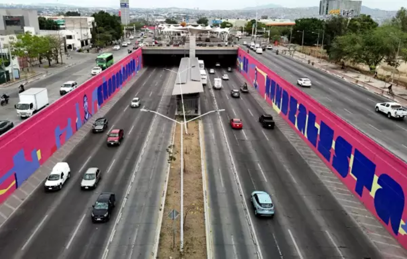 Vista aérea de un anuncio con el lema "Guadalajara es sede de la Copa del Mundo" pintado en varios pasos elevados de Guadalajara, Jalisco. (Foto: Ulises Ruiz/AFP).