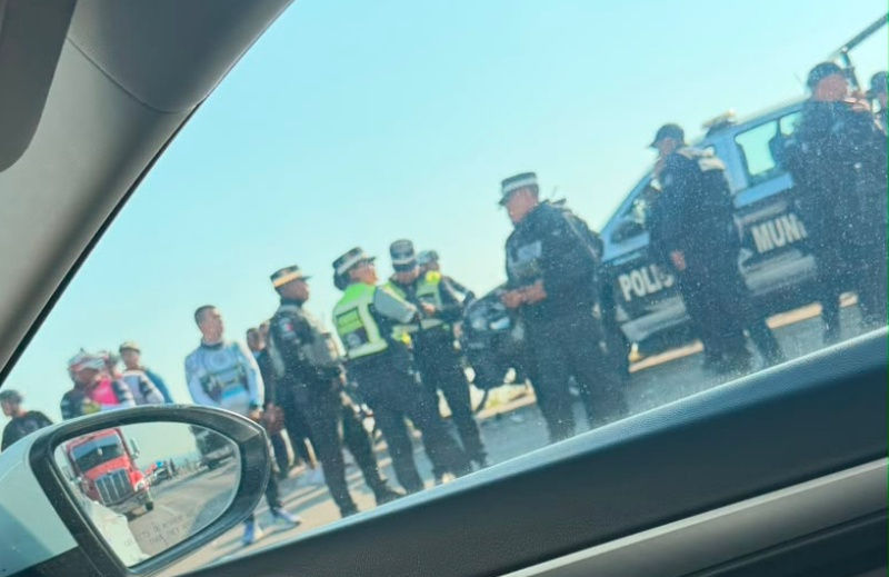Gran despliegue de autoridades locales y federales tras un accidente, incluyendo la participación de la Policía Municipal, Policía Estatal, Guardia Nacional y Tránsito Municipal.