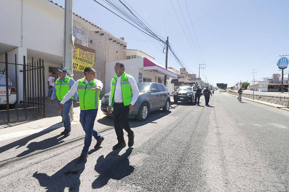 Con el objetivo de Cuidar los espacios públicos de la demarcación, el presidente municipal de San Juan del Río, Roberto Cabrera Valencia, en equipo con el titular de la Secretaría de Servicios Públicos Municipales, Ernesto Mora Rico, llevó a cabo una supervisión de los trabajos de rehabilitación que se realizan en avenida Gandhi, en la colonia La Floresta.