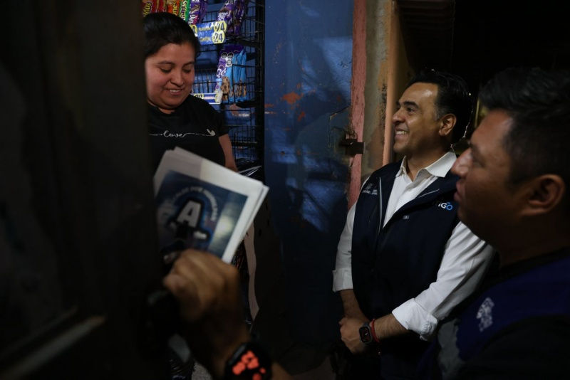 Durante su visita, Luis Nava acompañó al alcalde de Huimilpan, Jairo Morales, a un recorrido puerta por puerta para platicar con los vecinos de la delegación.