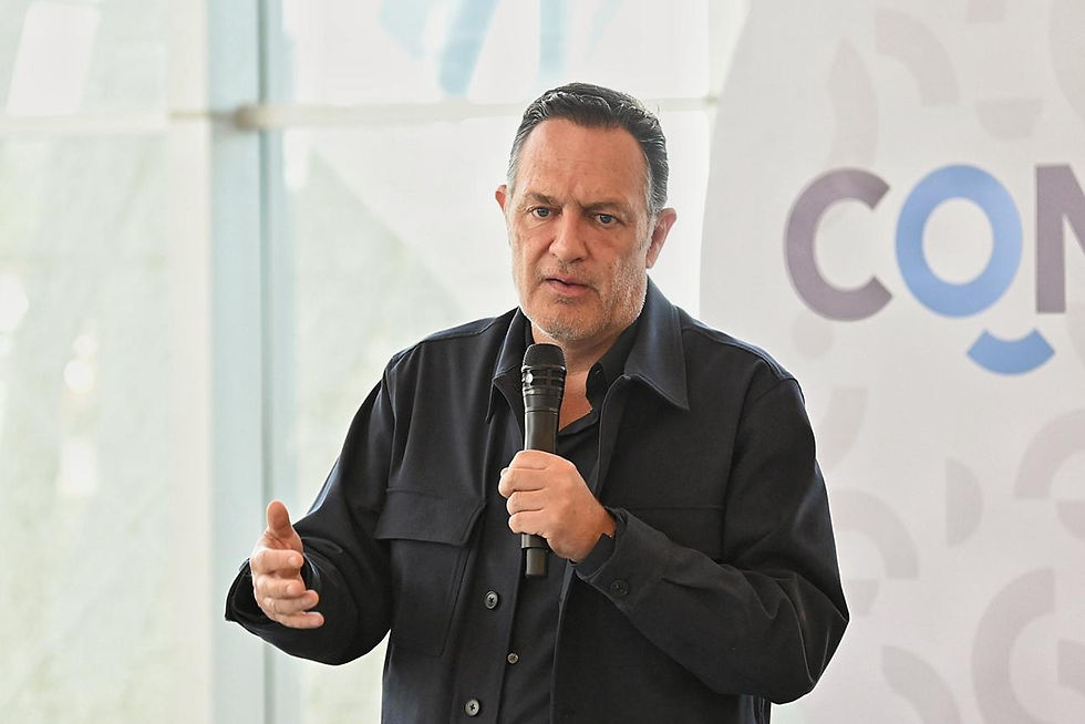 Del mismo modo, acentuó que la carencia por acceso a la seguridad social también se mantiene con una tendencia a la baja, pues Querétaro es de los estados que más ha avanzado y hoy tiene esta carencia el 43.22 por ciento de la población, por lo cual se trabaja con programas en materia de salud como las caravanas de la salud que llegan a todos los rincones del estado; así como la inversión que se ha tenido en infraestructura en distintos centros de salud y hospitales.