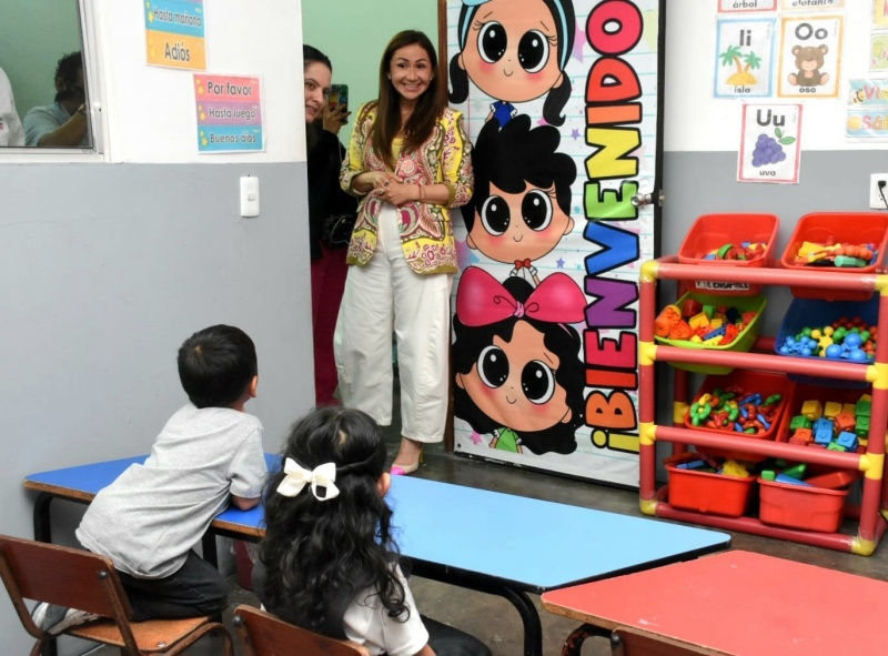 



Educadores y estudiantes comparten un momento de bienvenida en un aula colorida, reforzando el compromiso con el fortalecimiento educativo local y su rol como fuente de empleo en la comunidad.


