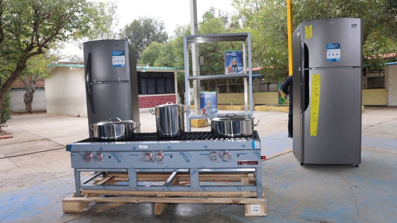 Entrega SEDIF mobiliario y utensilios para espacios alimentarios en San Juan del Río.