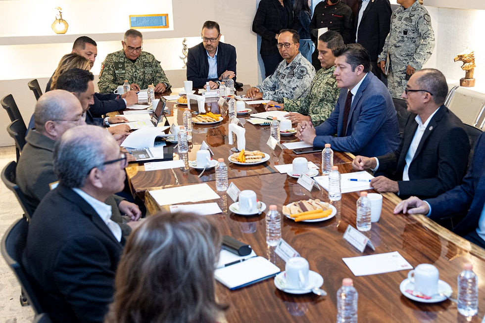 El gobernador, Mauricio Kuri González, participó en un encuentro con los integrantes de la Mesa de Coordinación para la Construcción de la Paz y Seguridad en Querétaro, en la cual supervisaron y dieron seguimiento a las acciones de coordinación permanente que autoridades de los distintos órdenes desarrollan en materia de seguridad en beneficio de las y los ciudadanos.