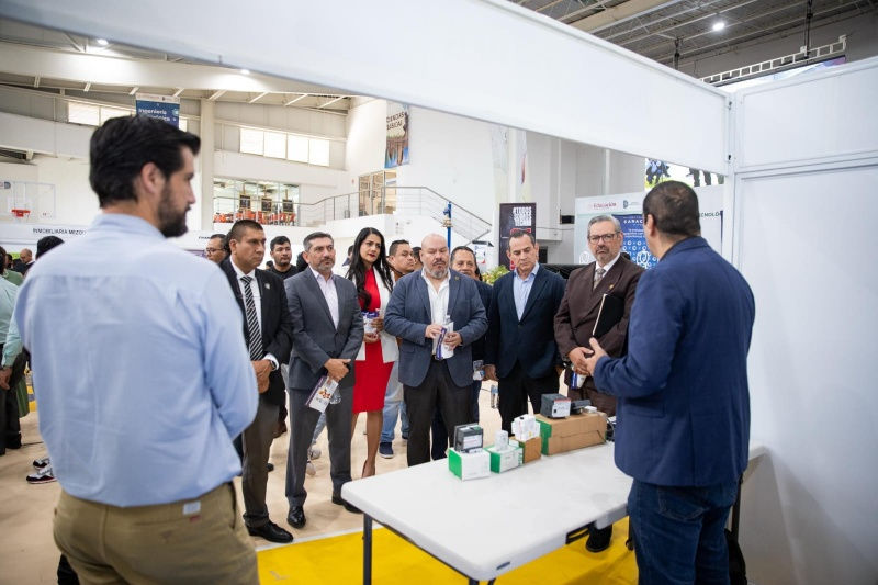 Asistentes observan una presentación sobre logística sustentable durante un evento que promueve la eficiencia y responsabilidad en el sector, liderado por Víctor Hugo Rodríguez López.