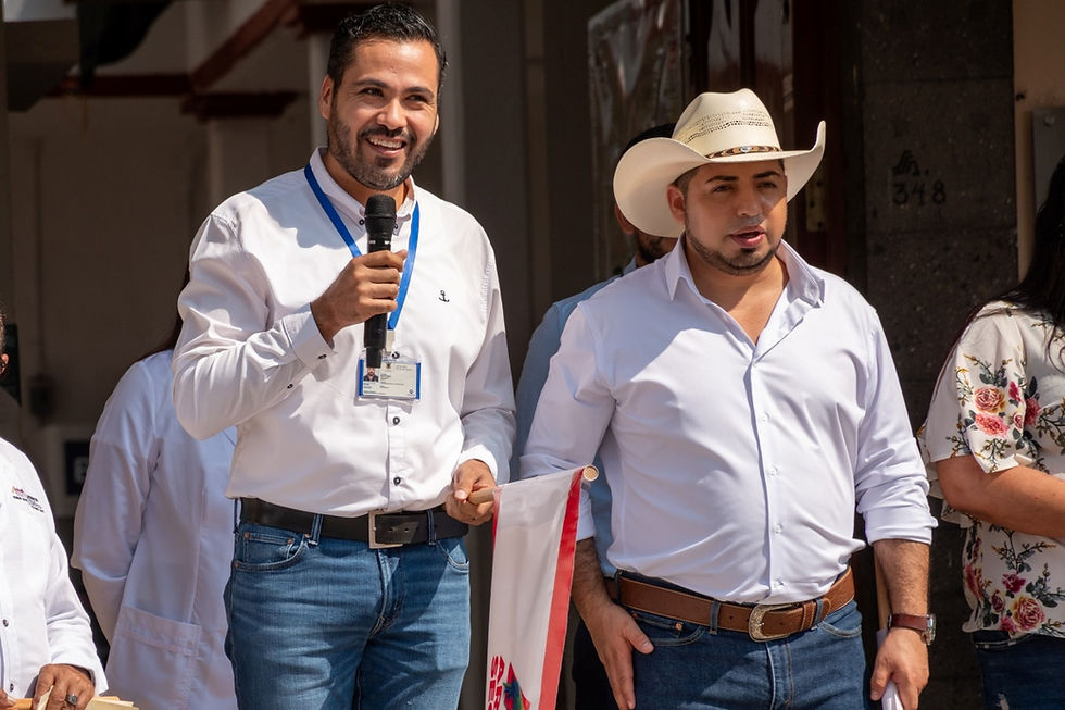 Fernando Sánchez Gil, entregó cinco cajas de insecticida para colaborar con la lucha contra el dengue.