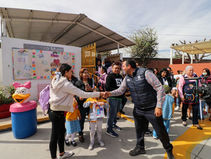 SON BENEFICIADOS ALUMNOS DE PREESCOLAR Y HABITANTES DE EL PEDREGOSO.