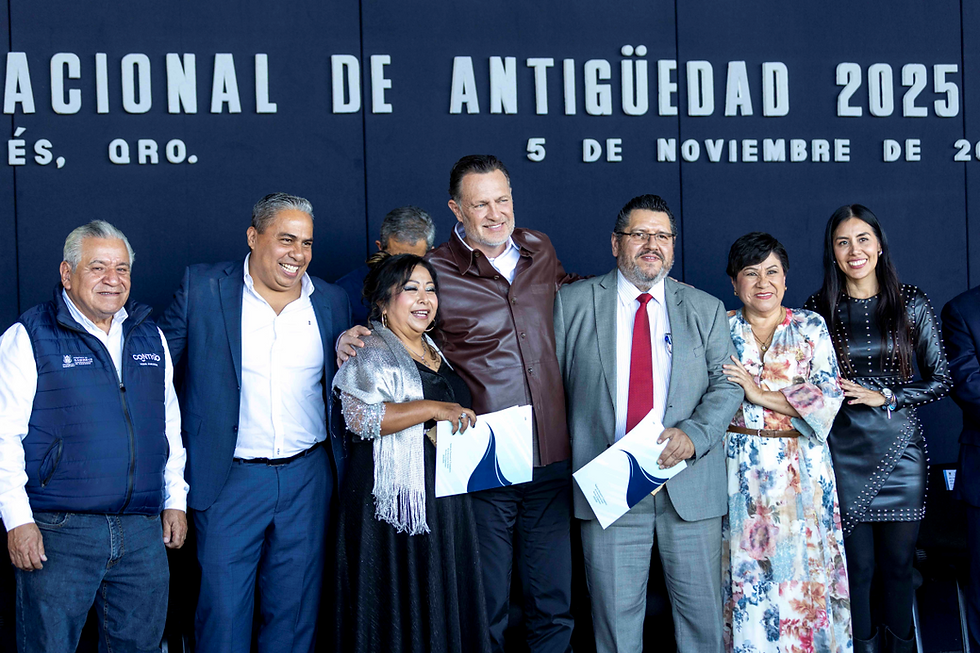 Mauricio Kuri González, al entregar el Premio Nacional de Antigüedad 2025 a 427 personas reconocidas por sus años de servicio.