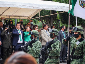 SE LLEVÓ A CABO EL IZAMIENTO DE BANDERA Y EL DESFILE CONMEMORATIVO. 