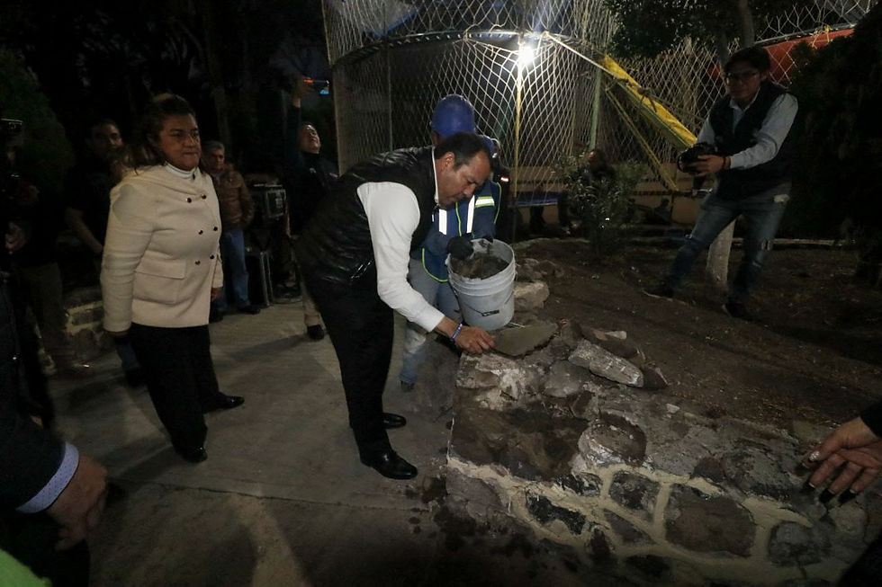 De acuerdo con la secretaria de Obras Públicas Municipales, los trabajos a realizar consisten en la colocación de 39 metros cuadrados de adocreto y de 217.91 metros lineales de repisón de concreto en la parte frontal; también incluyen la colocación de 23.46 metros cuadrados de piso de concreto, botes de basura, luminarias, árboles, 136 metros lineales de barda perimetral y escalones con rampa de concreto.