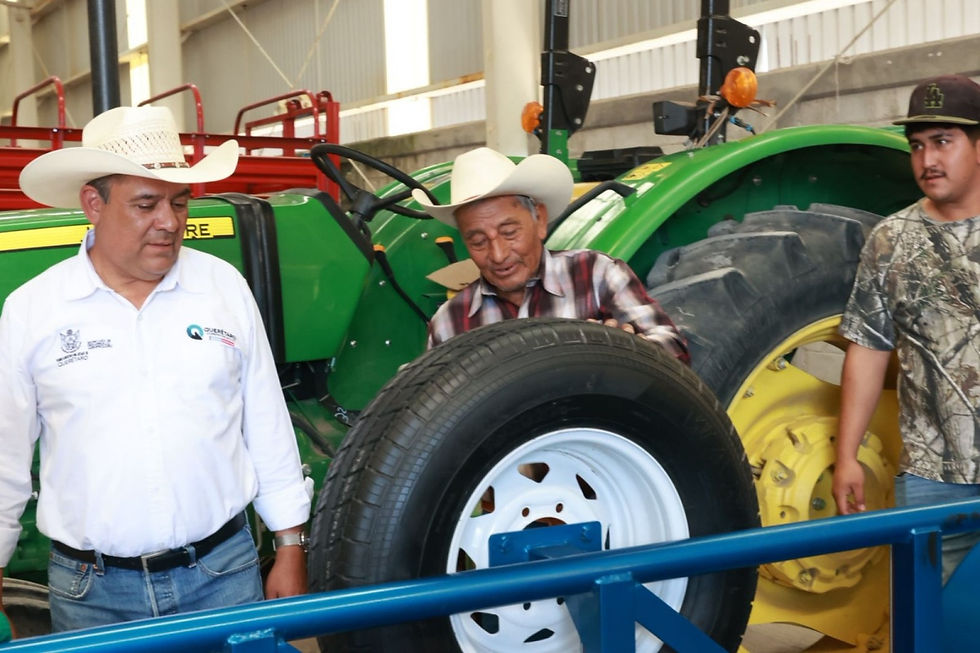 Rosendo Anaya, encabezó la entrega de apoyos con una inversión tripartita con valor de tres millones 100 mil pesos, en el municipio de Peñamiller.