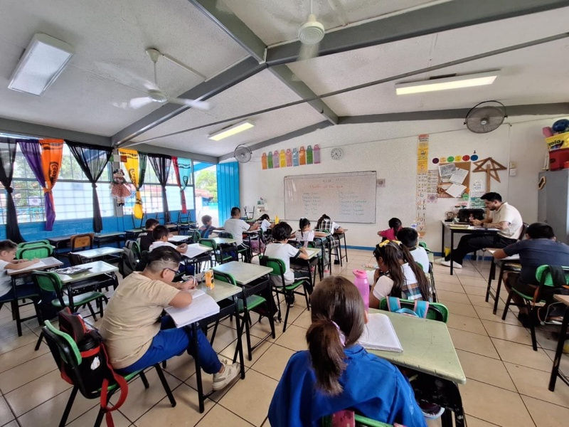 Los estudiantes participan activamente en una clase de inglés que es parte del programa “Aquí Contigo, avanzando con el idioma inglés” de USEBEQ.