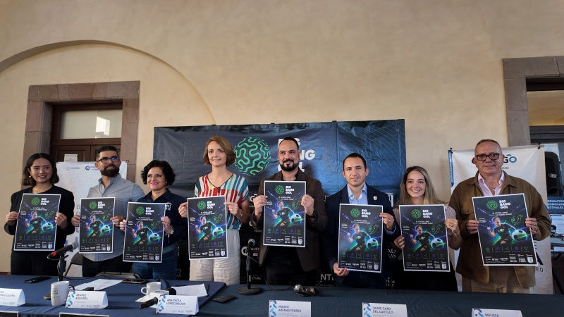 Participantes en rueda de prensa muestran los carteles promocionales de un próximo evento digital en Guanajuato, donde se destaca la fusión entre tecnología y educación.