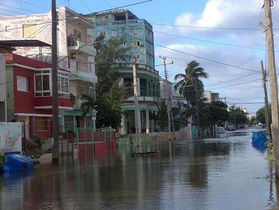 Frente frío provoca fuertes inundaciones en La Habana.