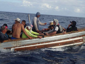 PATRULLA FRONTERIZA DETIENE A 22 BALSEROS CUBANOS QUE TOCARON TIERRA EN MARATHON.