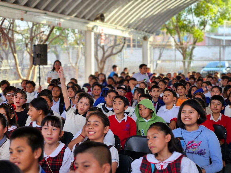 Madres y padres de familia fueron capacitados en el uso y manejo responsable de redes sociales para fortalecer el acompañamiento y supervisión con sus hijas e hijos.