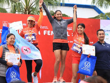 MUJERES Y HOMBRES PARTICIPAN EN LA ‘SEGUNDA CARRERA FEMENIL 25N’.