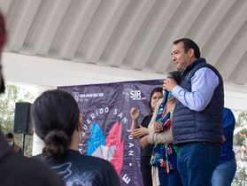 PROPORCIONA MUNICIPIO HERRAMIENTAS DE TRABAJO A COLONIA PARA MEJORA DE PLAZA PRINCIPAL.