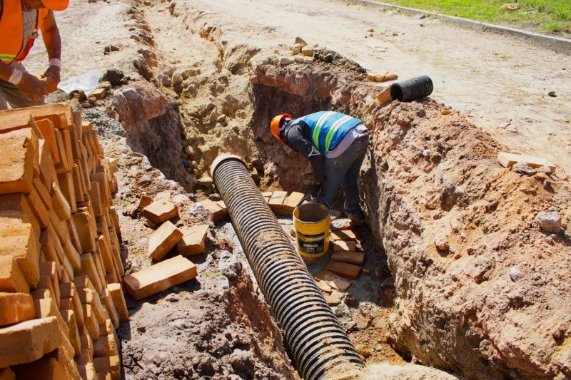 Trabajadores realizan la sustitución integral de tuberías de agua potable y drenaje sanitario, asegurando mejoras en el servicio domiciliario.