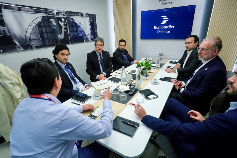 Directivos de empresas globales del sector aeroespacial se reúnen para discutir el seguimiento de sus proyectos de inversión y expansión en la entidad, destacando la presencia de Bombardier Defense.