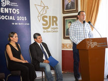 Roberto Cabrera entrega reconocimientos a Comités de Contraloría Social.