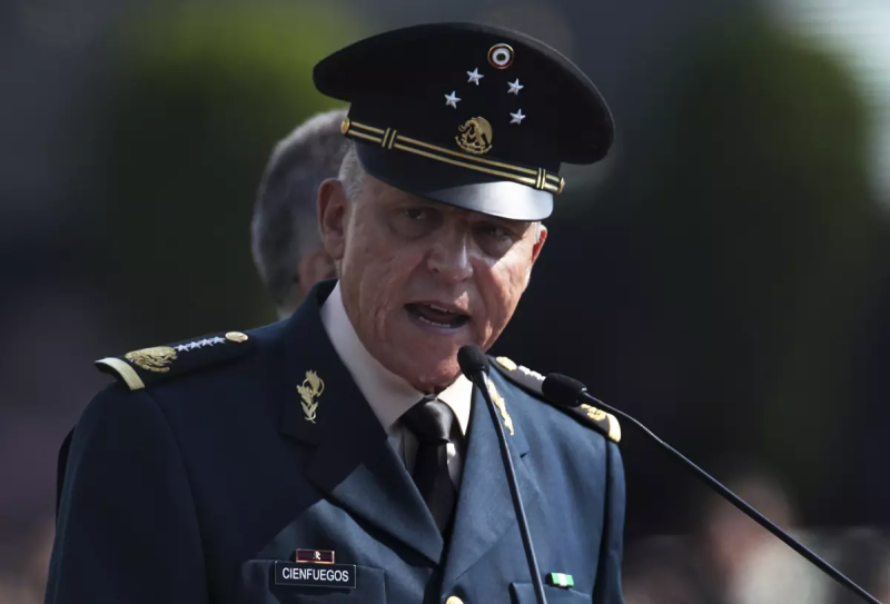 El general Salvador Cienfuegos, en una foto de 2016, fue ministro de Defensa de México. Fue arrestado en Los Ángeles en 2020 por cargos de narcotráfico y entregado al gobierno mexicano, que posteriormente lo exoneró. (Asociación de Prensa)