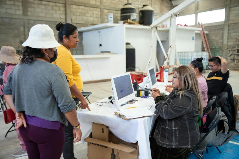 Participantes reciben atención en módulos de servicios integrales del Sistema Municipal DIF y JAPAM, junto a diversas secretarías, para asegurar una atención integral a la comunidad.
