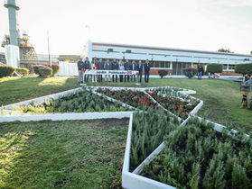ROBERTO CABRERA, EN EQUIPO CON DIRECTIVOS DE LA PLANTA SCRIBE INAUGURA JARDÍN POLINIZADOR.