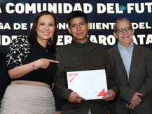 ENCABEZA MARTHA SOTO ENTREGA DE RECONOCIMIENTOS DEL CURSO SANTANDER QUERÉTARO DATA CENTERS 2025.