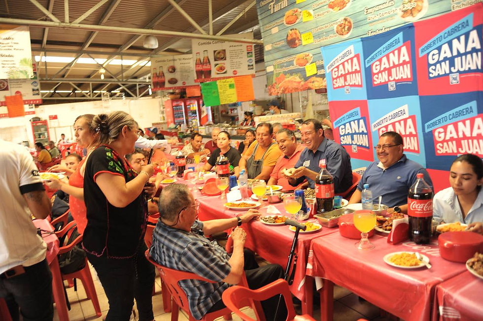 A la reunión asistieron el secretario general del Mercado Reforma, Arturo Vázquez Arteaga; el presidente de la Asociación de Comerciantes del Centro Histórico, Vicente Gaytán Fonseca, y comerciantes. A su salida del Mercado Reforma, Roberto Cabrera saludó y escuchó a los taxistas que laboran en las inmediaciones de este inmueble, quienes, del mismo modo que los comerciantes, le expresaron su apoyo.