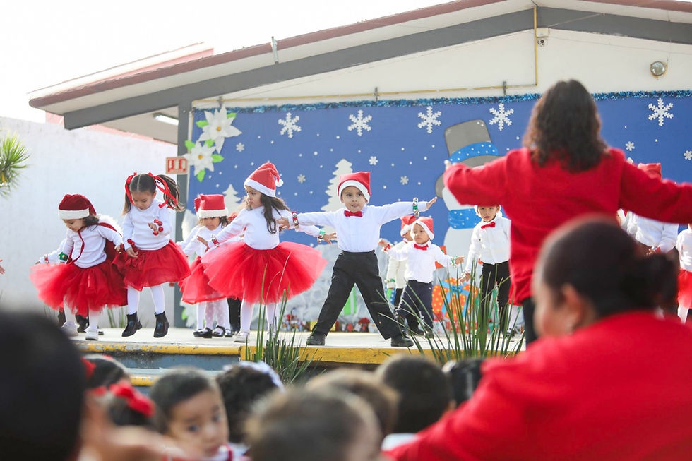Cabe mencionar que las y los niños se vistieron con atuendos alusivos a la Navidad para presentar su espectáculo musical.