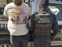 POLICÍA MUNICIPAL ASEGURA A 2 SUJETOS POSIBLES CLONADORES DE TARJETAS.