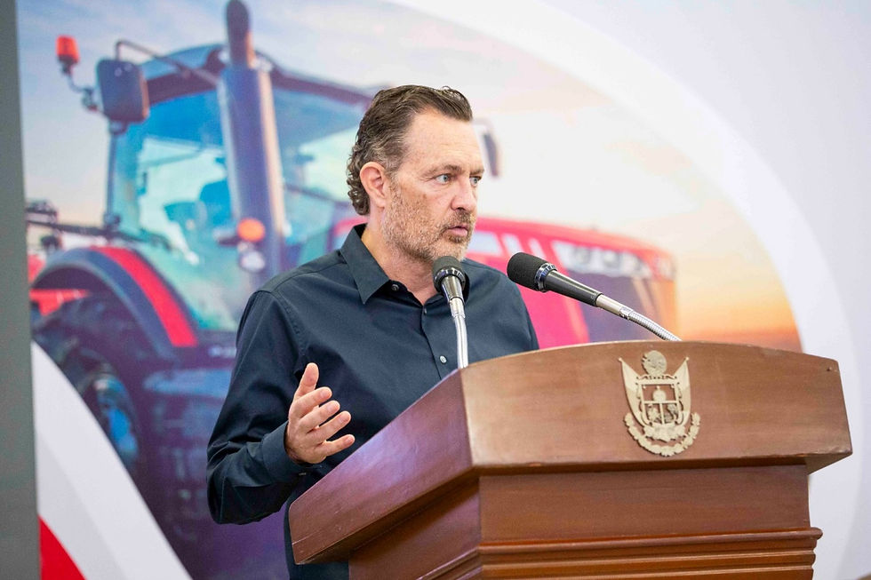 El estado de Querétaro se posiciona como un referente en el sector agroindustrial a nivel nacional e internacional, atrayendo inversiones y fomentando el crecimiento económico, afirmó el gobernador, Mauricio Kuri González, durante el anuncio de la expansión de AGCO México, en el municipio de Corregidora, con una inversión de 45 millones de dólares y la generación de 230 nuevos empleos, en una planta donde se realizará el ensamble de tractores y maquinaria agrícola.