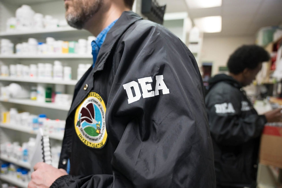 El CJNG opera globalmente, con decenas de miles de miembros, asociados y facilitadores en al menos 40 países. El cártel es responsable de la producción, fabricación y distribución de drogas sintéticas.