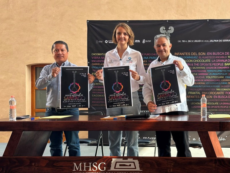 López Birlain reafirma el compromiso de su dependencia para fortalecer la cooperación con la Sierra, mostrando los carteles del próximo Festival Santiago, un ejemplo de los proyectos comunitarios apoyados por las autoridades.