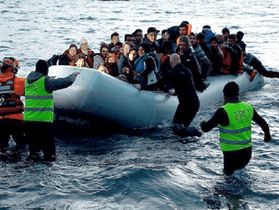 Grecia arroja a migrantes directamente al mar ‘sepan nadar o no’, según investigación.