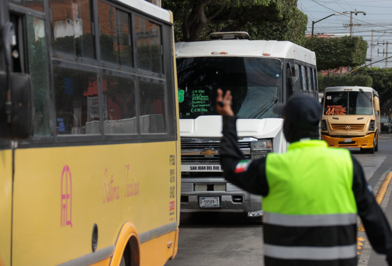 Transporte público en funcionamiento en la ciudad con disponibilidad de tarjetas en tiendas y universidades locales para facilitar el acceso a los usuarios.