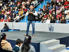 CONTINÚA ROBERTO CABRERA BENEFICIANDO A LOS ESTUDIANTES CON BECAS.