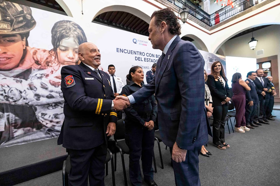 El gobernador, Mauricio Kuri González, encabezó la entrega de equipo de cómputo a integrantes de los cuerpos de bomberos del estado, para uso del software denominado Active 911, una Plataforma Integral para Gestión de Emergencias, mediante la cual se pretende automatizar y eficientar los servicios en todas las corporaciones de Querétaro, lo que representa, dijo, una ventaja, al contar con la información correcta, en tiempo real y así poder actuar en consecuencia.