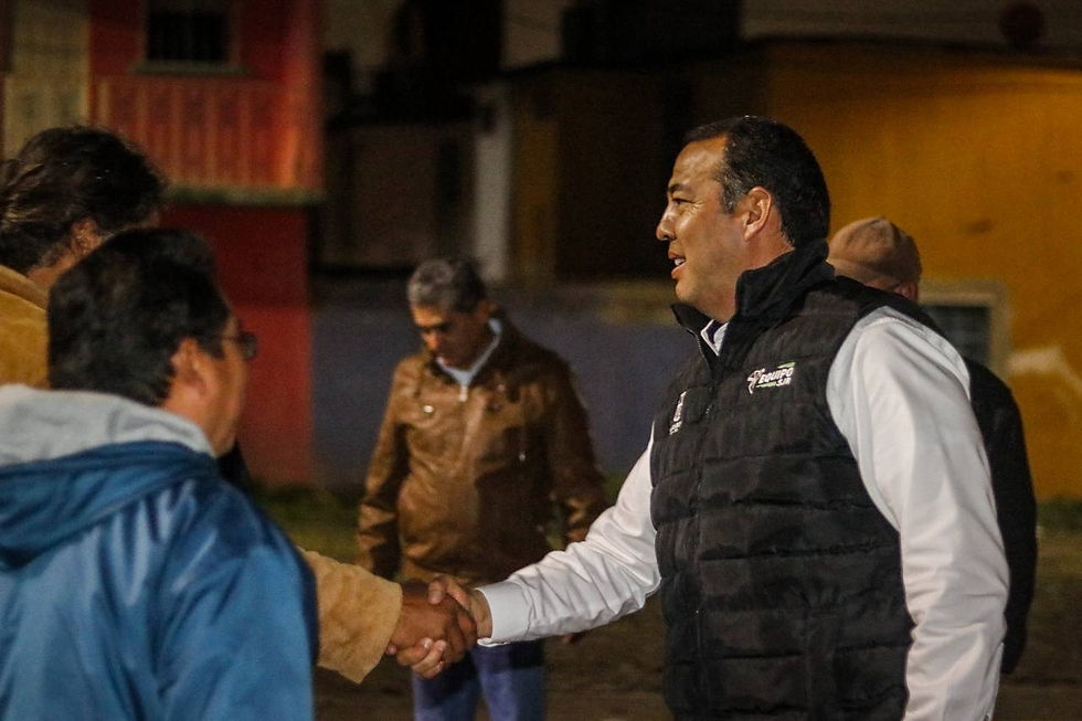 Con la finalidad de supervisar los trabajos de alumbrado público y aseo en el parque de la colonia Sagrado Corazón, el presidente municipal de San Juan del Río, Roberto Cabrera Valencia, en equipo con el secretario de Servicios Públicos Municipales, Ernesto Mora Rico, realizó una visita a esta zona la mañana de este lunes.