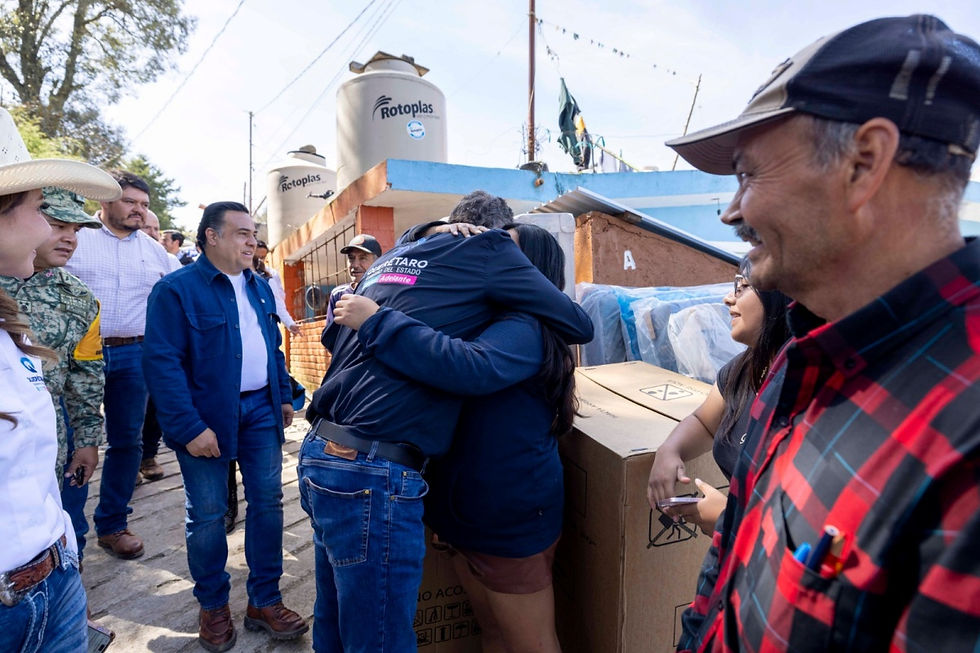 Mauricio Kuri González, dio el banderazo de inicio para la distribución de 146 enseres domésticos a la población afectada, en el parque La Laguna, del municipio de San Joaquín.